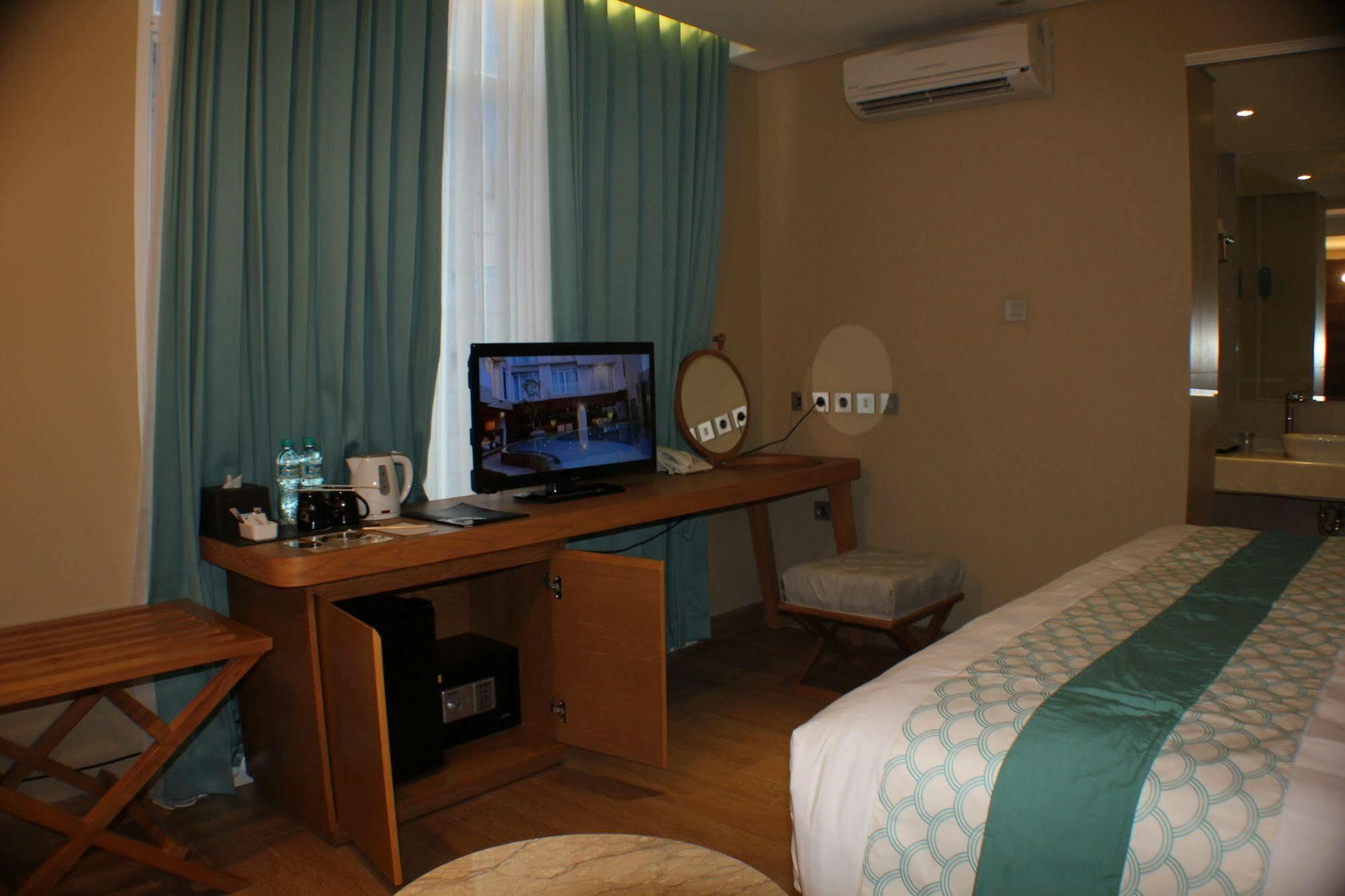 Bedrock Hotel Kuta Kuta Lombok Exterior foto