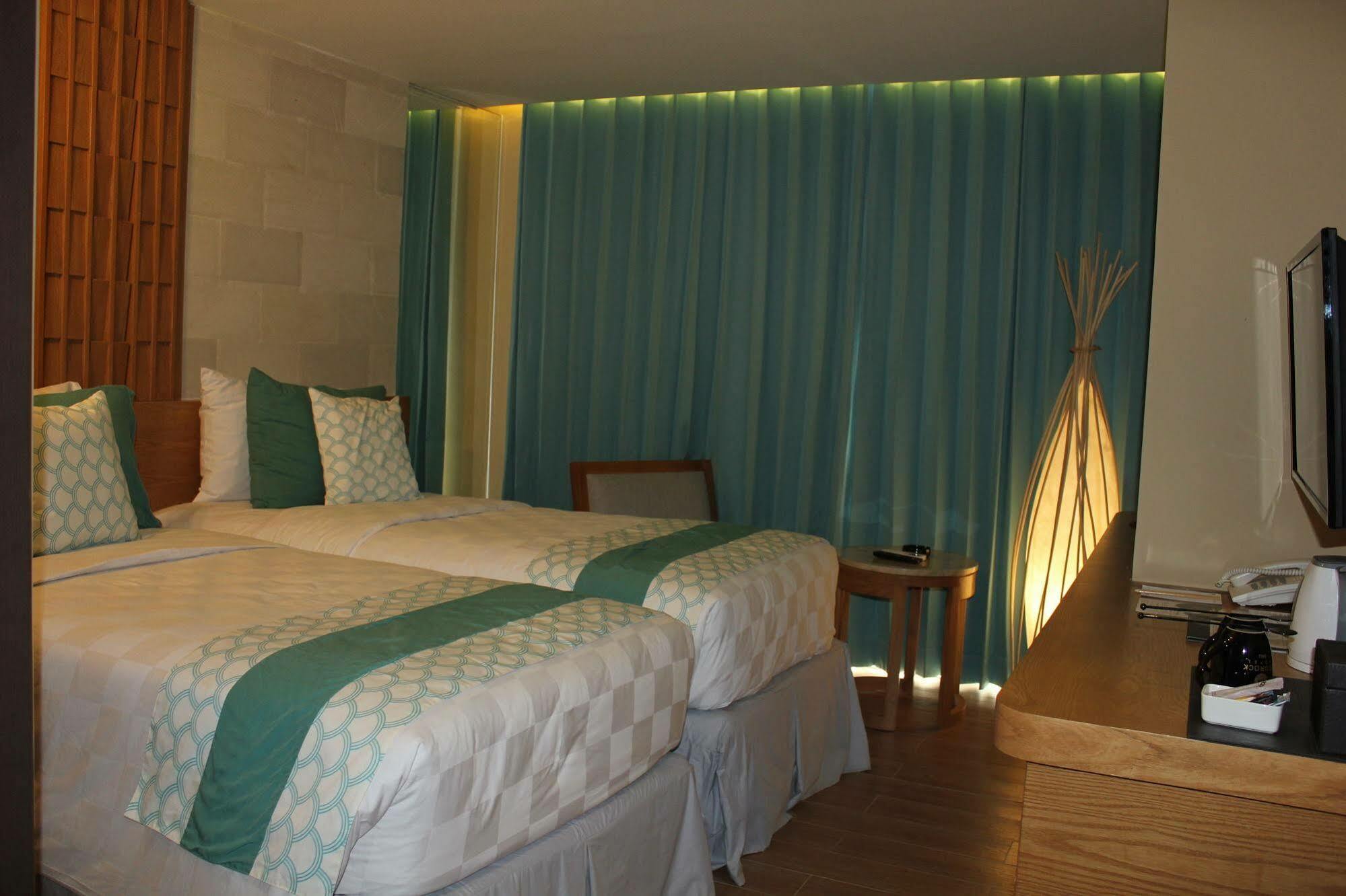 Bedrock Hotel Kuta Kuta Lombok Exterior foto